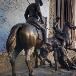 Escultura con motivo de tauromaquía, representando el momento en que dos picadores montados en sus caballos ejecutan al toro.