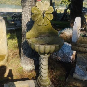 Fuente Ornamental de Granito con Grifo de Bronce