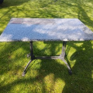 Mesa de Mármol con Pies de Hierro