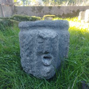 Pila Rústica de Granito con cara Tallada 30cm