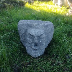 Pila Rústica de Granito con Cara Tallada 31cm