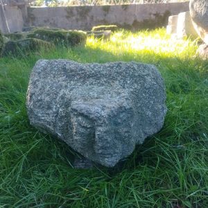 Pila Rústica de Granito con Cara Tallada 38cm