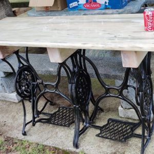 Mesa de Mármol con Pies de Máquina de Coser
